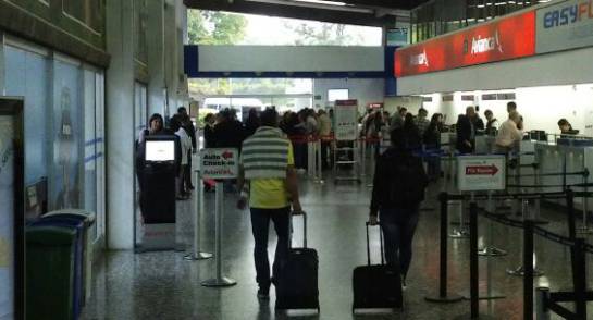 Pasajeros en Pereira a la espera de que se normalicen las operaciones.