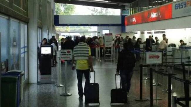 Pasajeros en Pereira a la espera de que se normalicen las operaciones.