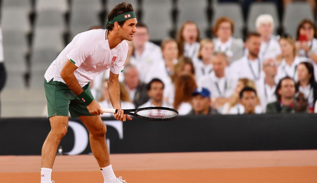 Roger Federer en medio de una exhibición jugada en Sudáfrica.