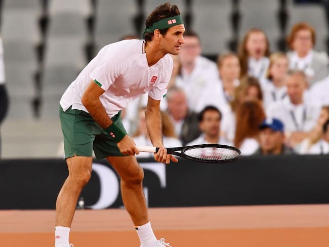Roger Federer en medio de una exhibición jugada en Sudáfrica.
