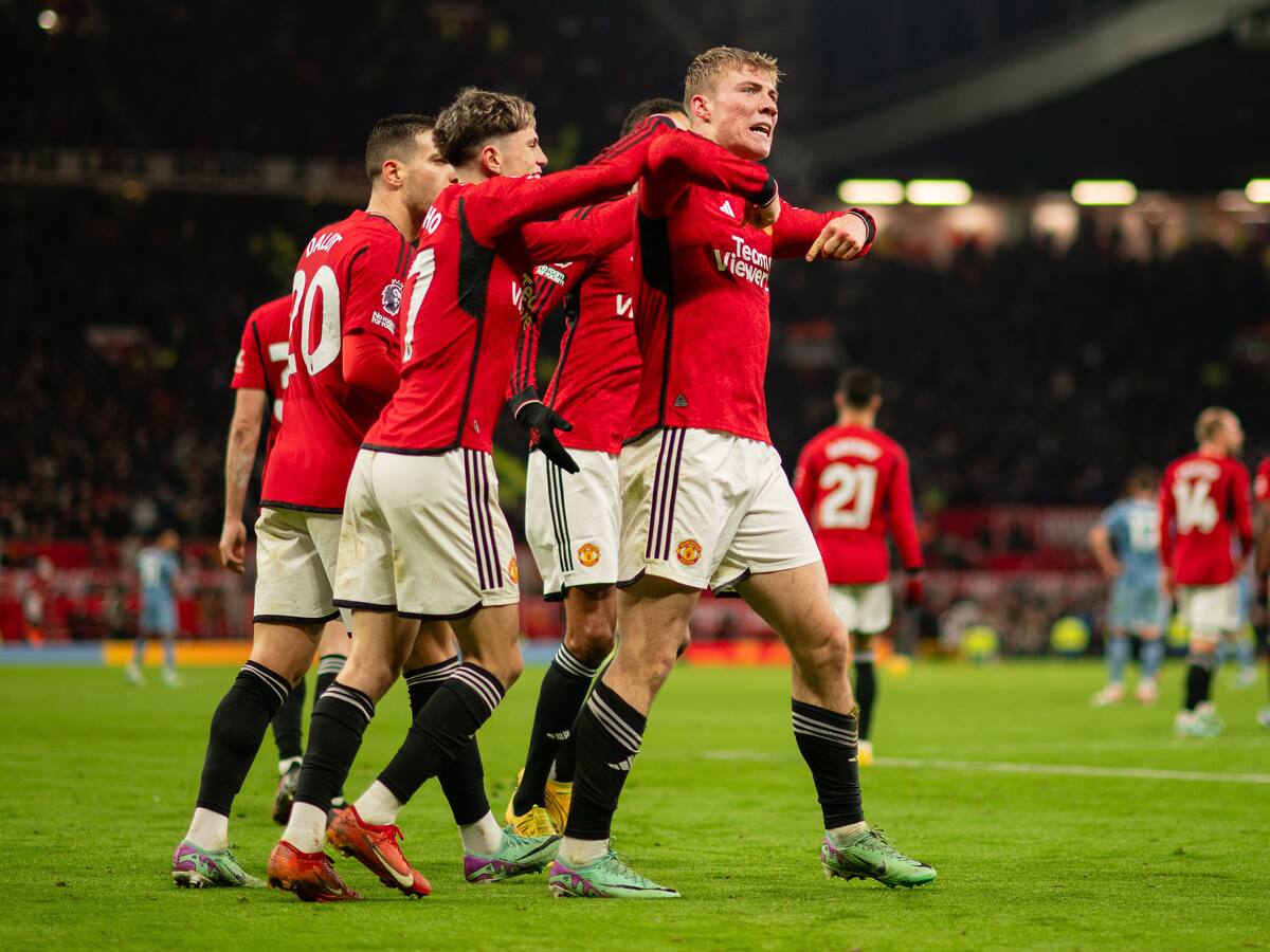 Manchester United remonta ante Aston Villa y le corta la racha