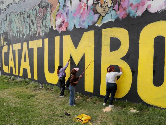 AME3803. BOGOTÁ (COLOMBIA), 24/01/2025.- Integrantes de colectivos artísticos pintan un grafiti este viernes, en Bogotá (Colombia). Colectivos artísticos pintaron un mural con la frase 'Al Catatumbo Nada lo Tumba', en homenaje a las víctimas y desplazados del conflicto con la guerrilla del Ejército de Liberación Nacional (ELN) que ha afectado a la región del Catatumbo. EFE/ Carlos Ortega