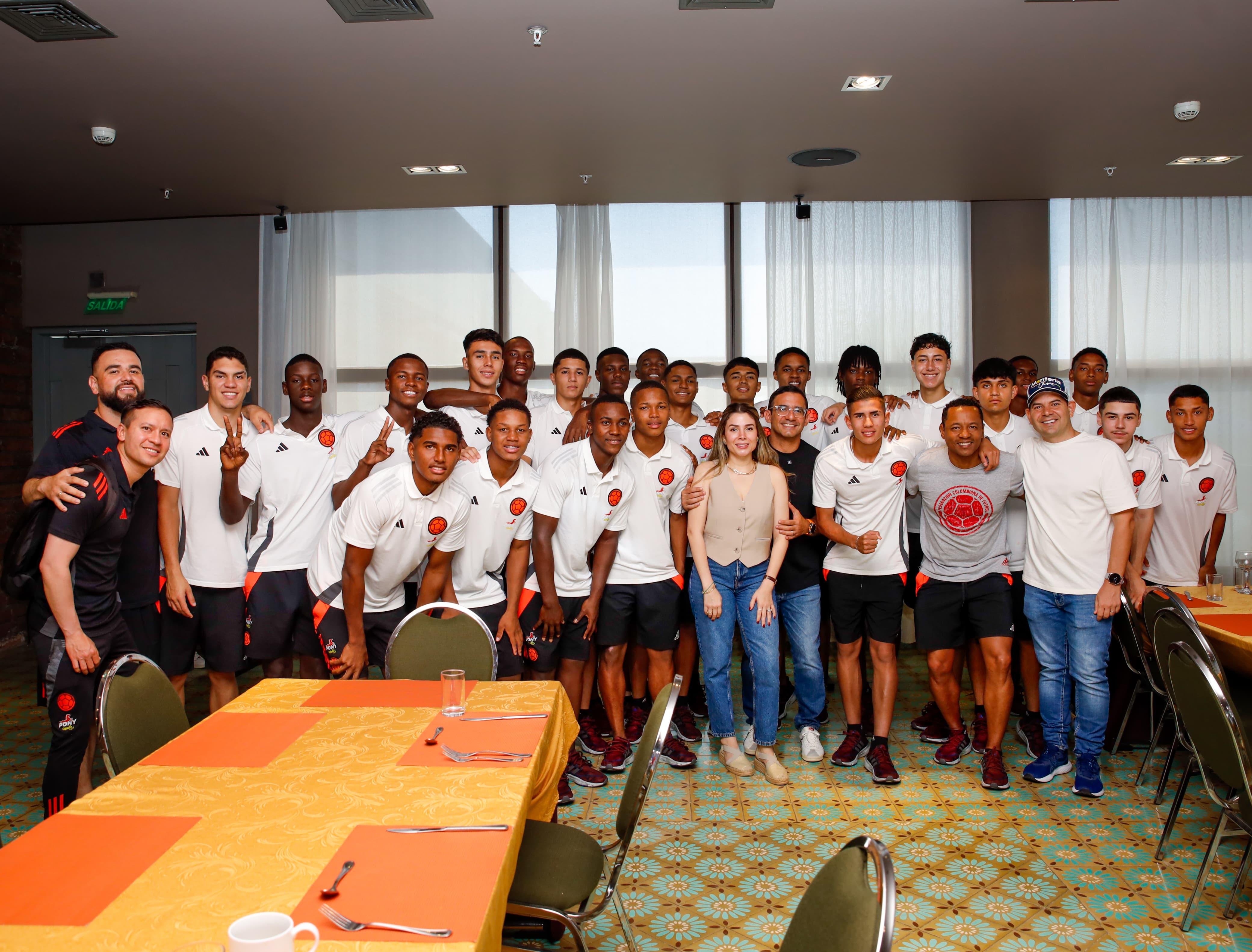 El alcalde de Montería, Hugo Kerguelén, y la gestora social, Diana Sierra, le dieron la bienvenida a la selección Colombia Sub-17.