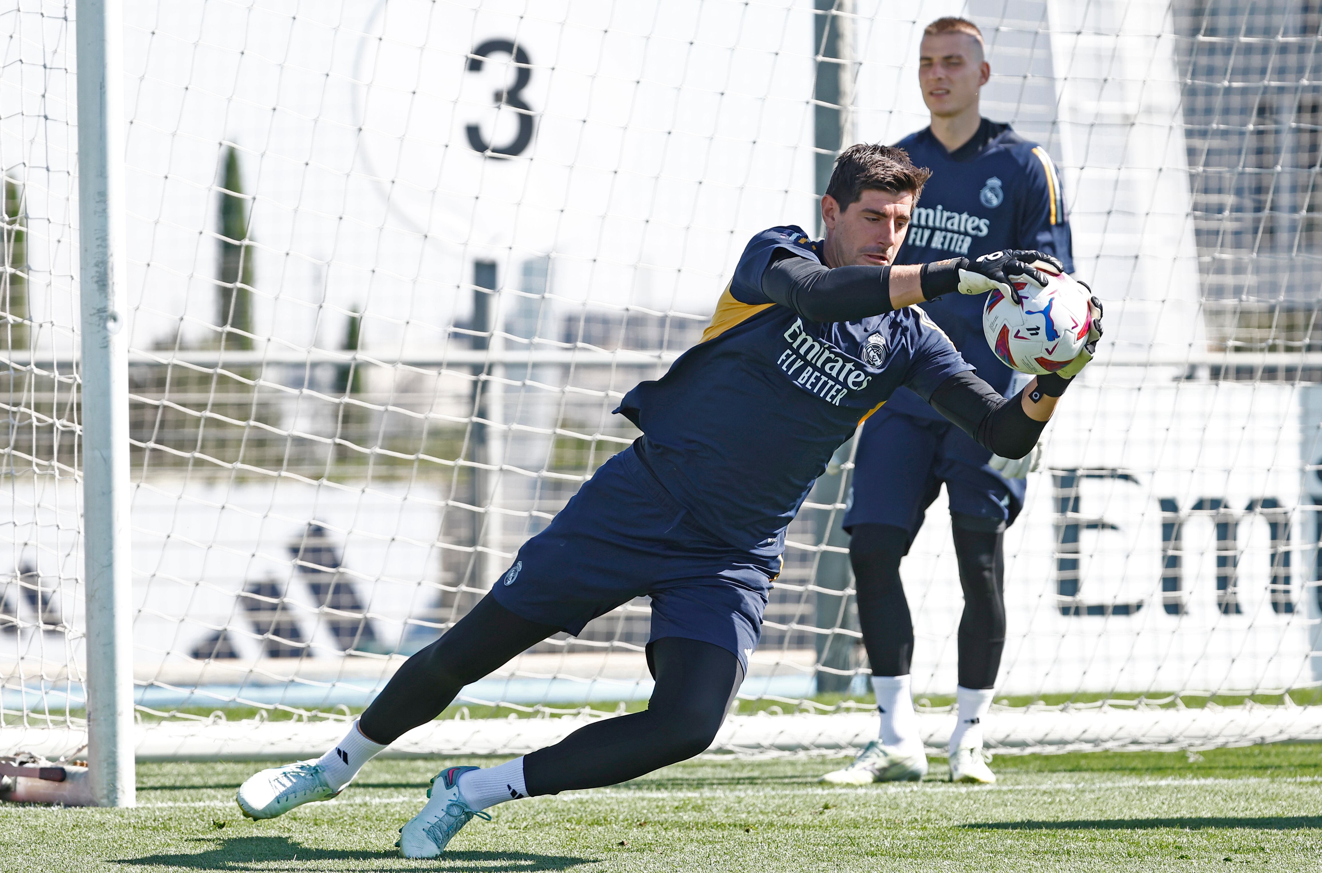 Thibaut Courtois en la sesión de entrenamiento con el Real Madrid. (Photo by Antonio Villalba/Real Madrid via Getty Images)