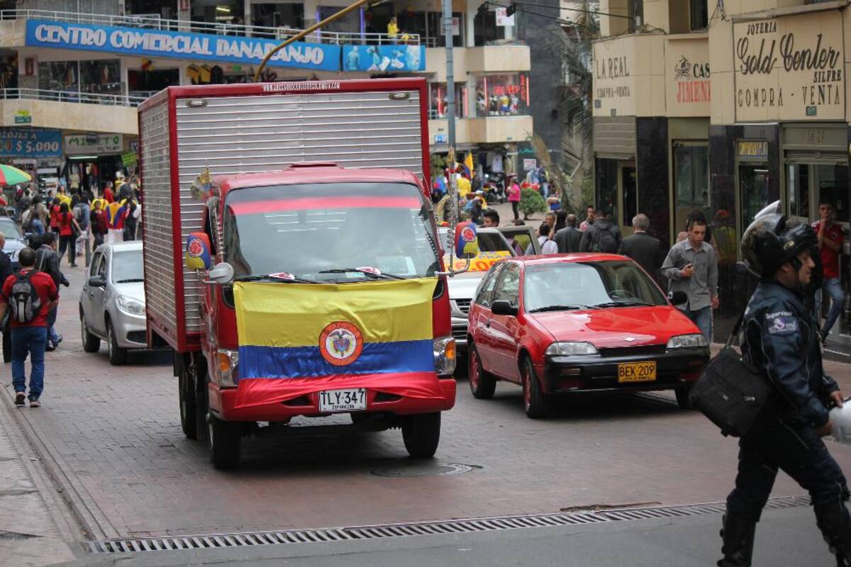 La plaza de Bolívar reúne a miles de hinchas de la selección.