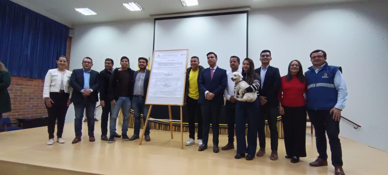 La firma del decreto por parte del alcalde de Sogamoso Mauricio Barón, ponentes del proyecto y estudiantes, se realizó en las instalaciones de la UPTC / Foto: Caracol Radio.