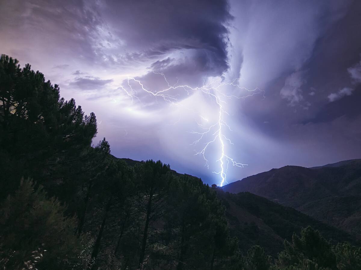 Cuidado con los rayos; en las zonas rurales pueden ser muy letales