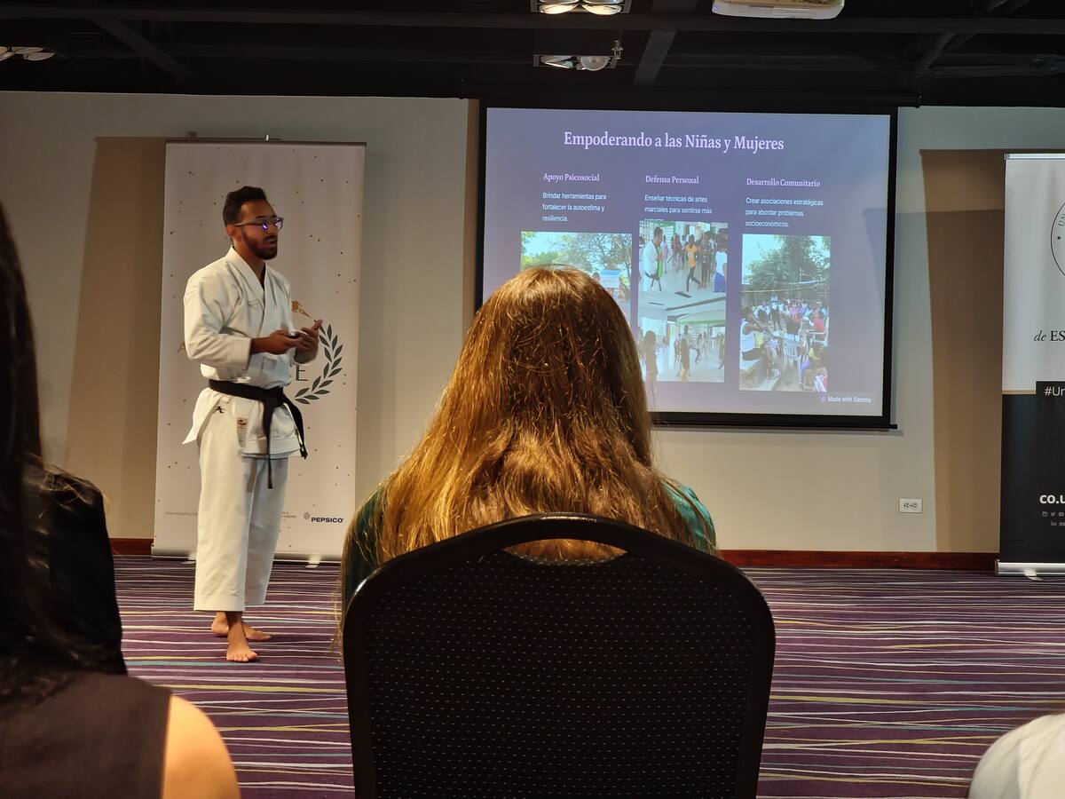 Deportista Cartagenero presentó proyecto social y deportivo de los Clubes de Niñas