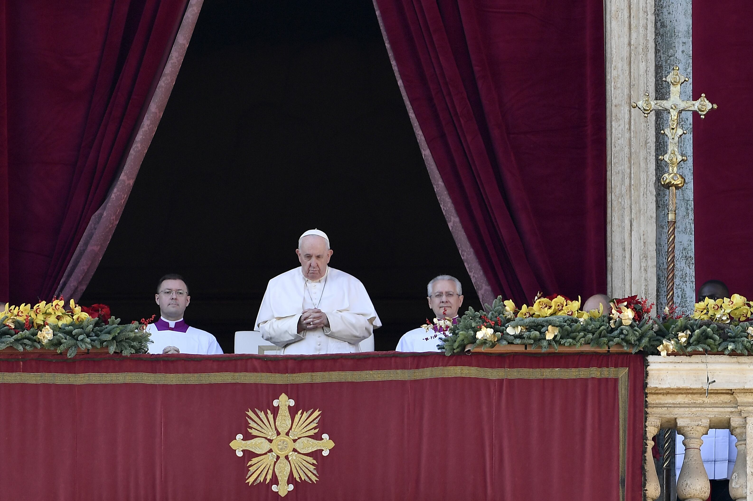 El Papa Francisco durante su tradicional mensaje "A las ciudades y al Mundo" desde la Basílica de San Pedro. 
(Foto: Isabella Bonotto/Anadolu Agency via Getty Images)