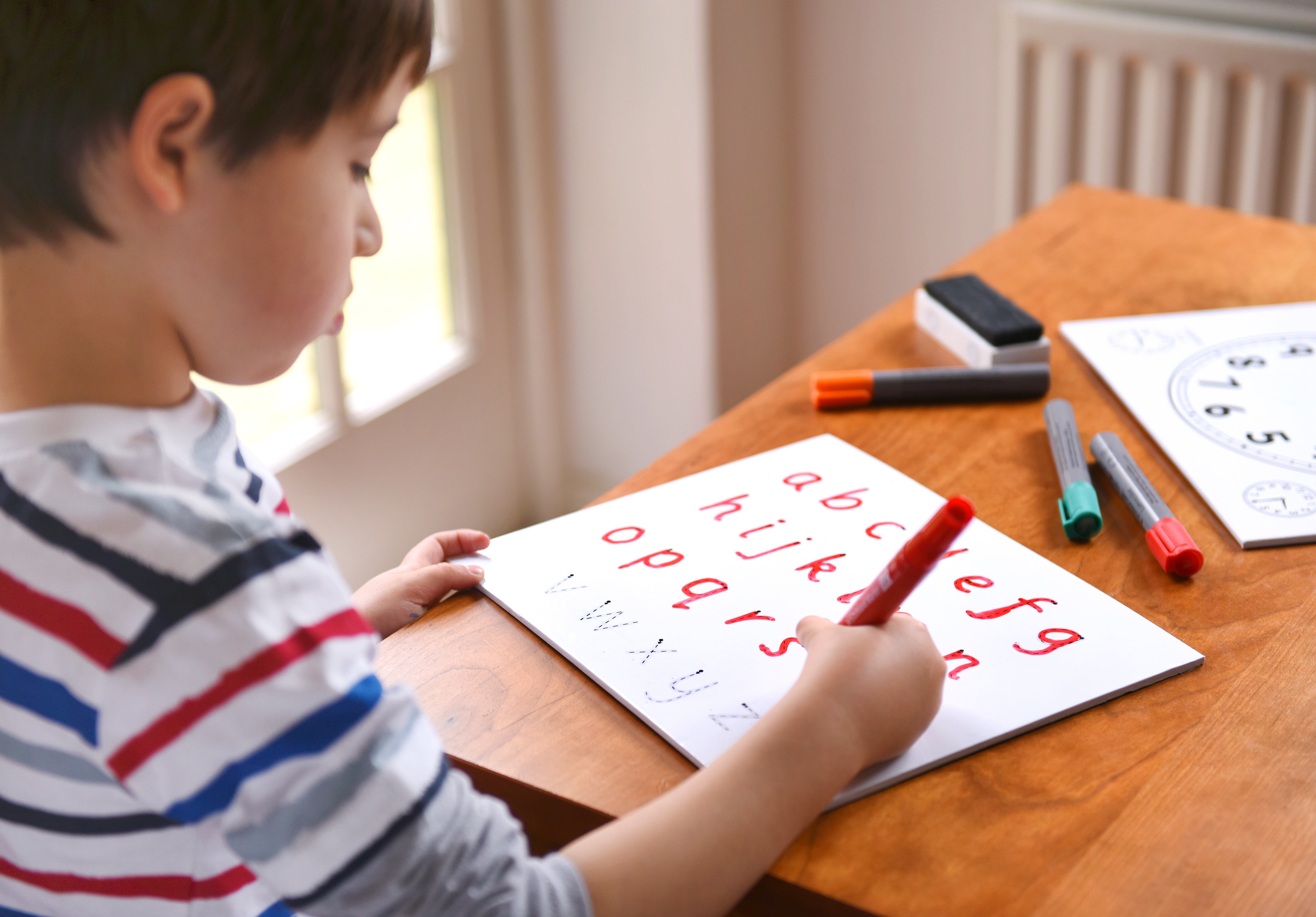 Niño haciendo un ejercicio de escritura (Foto vía Getty Images)