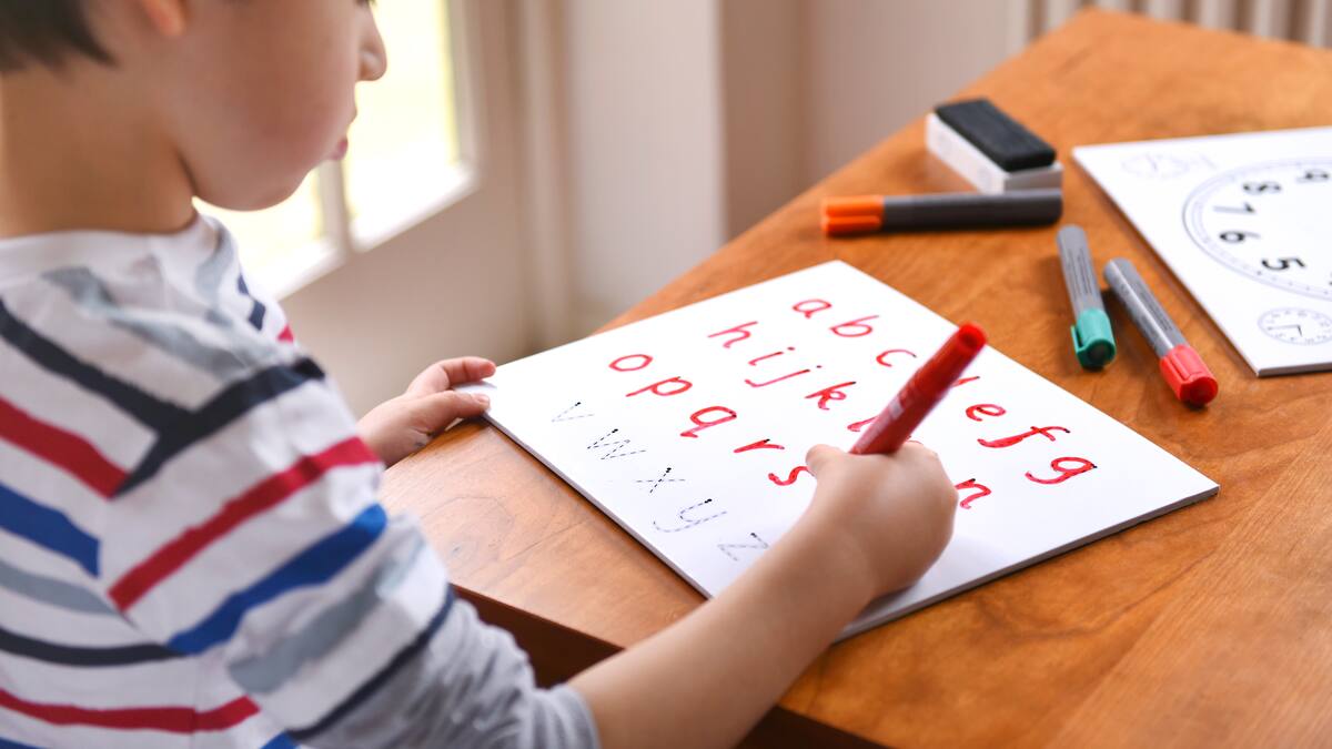 Significado de que un niño tenga letra grande, según grafología: así será su personalidad