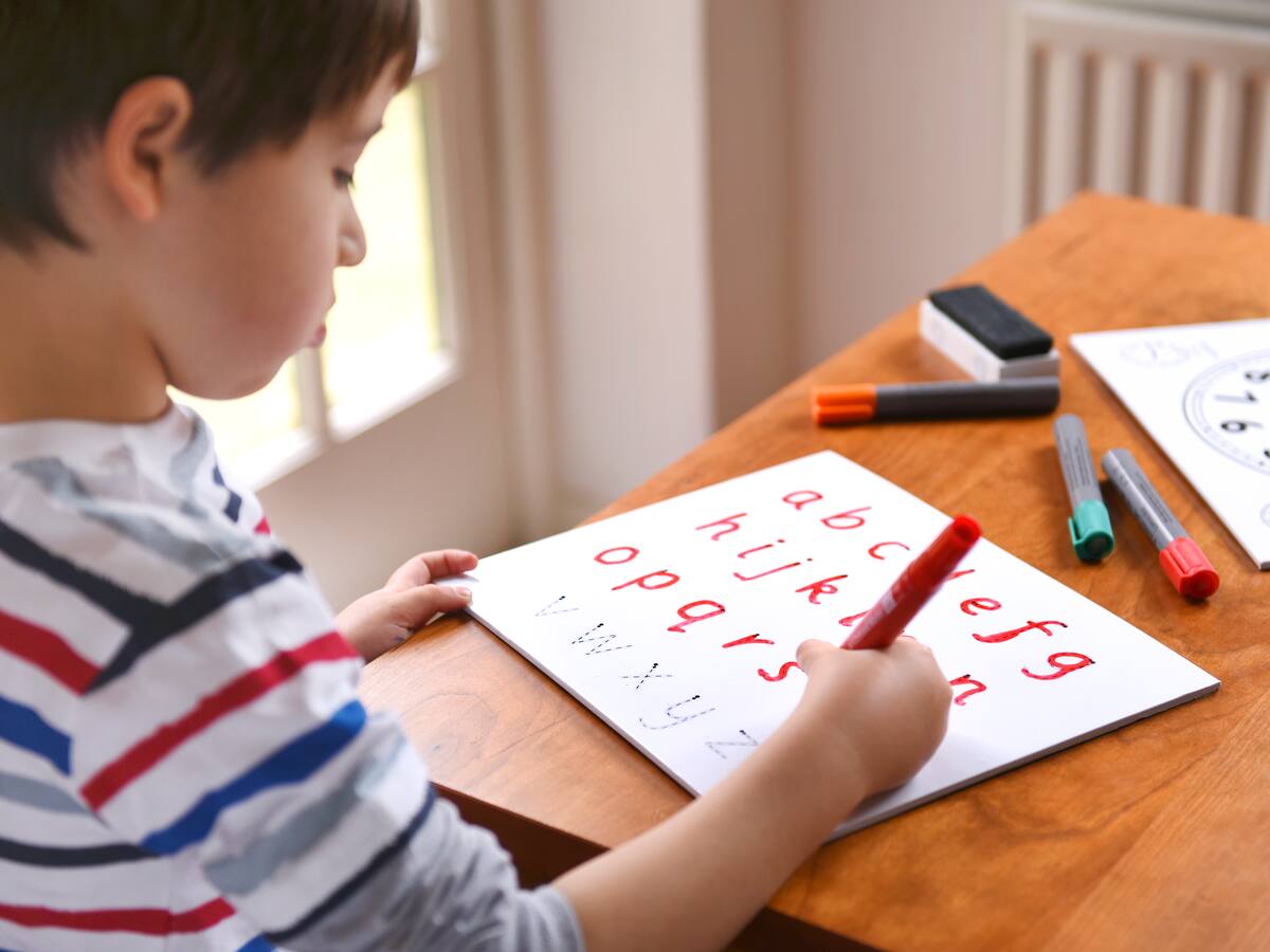 Significado de que un niño tenga letra grande, según grafología: así será su personalidad