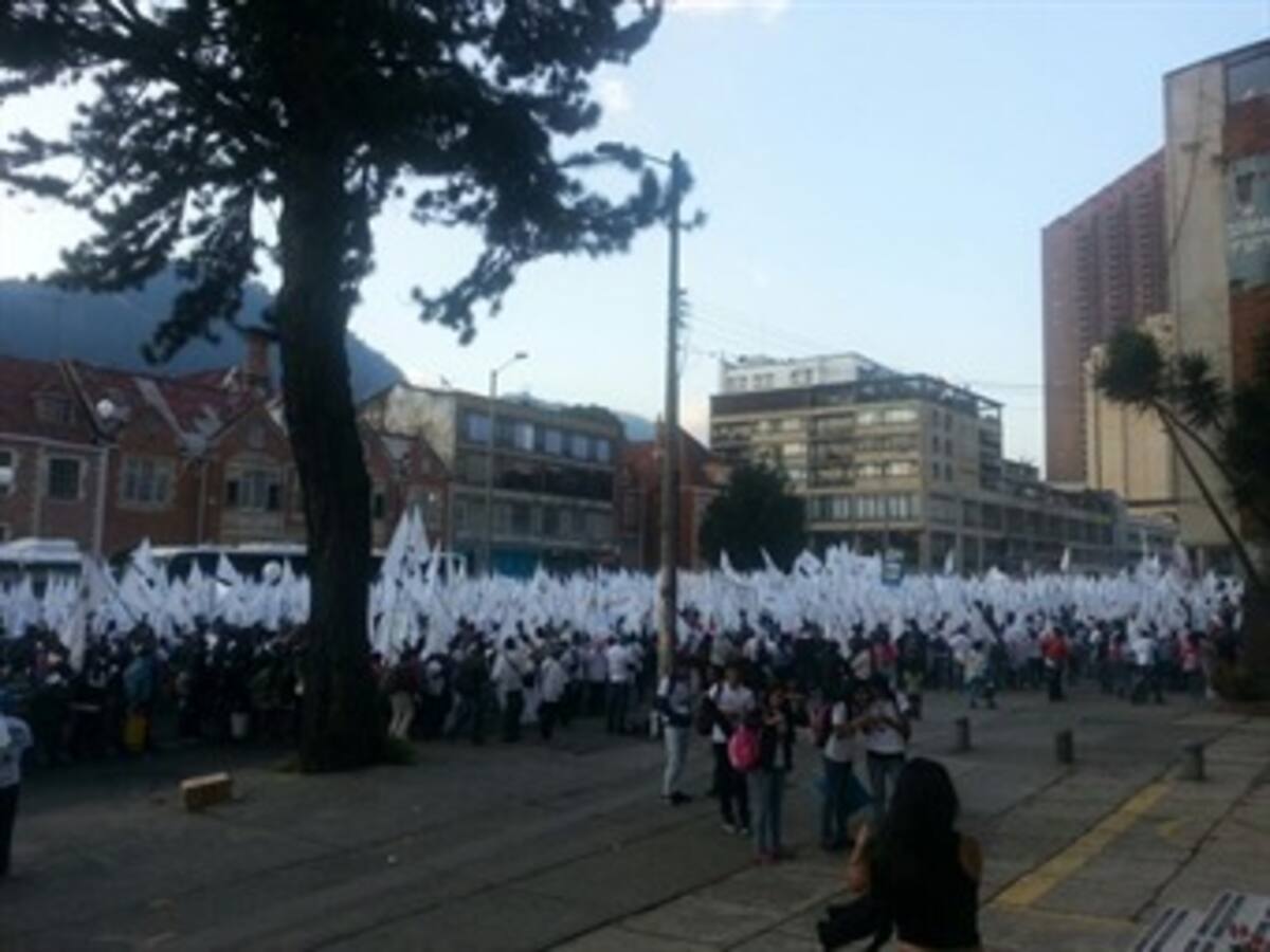 Cerca de 4.000 personas se encuentran sobre la carrera séptima para empezar la marcha