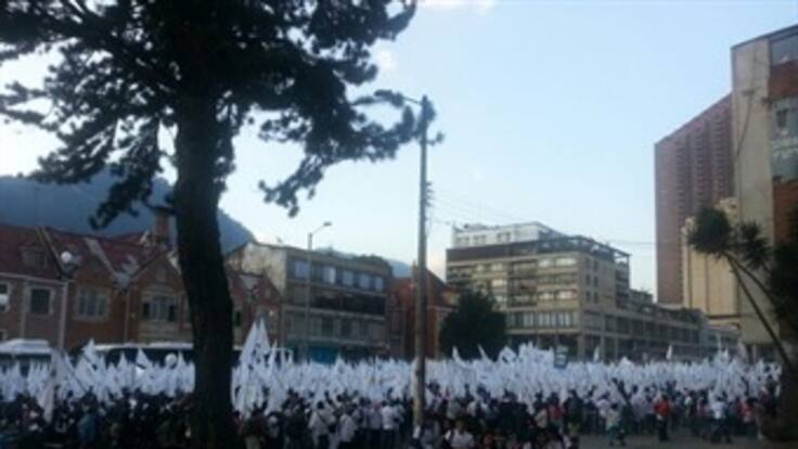 Cerca de 4.000 personas se encuentran sobre la carrera séptima para empezar la marcha