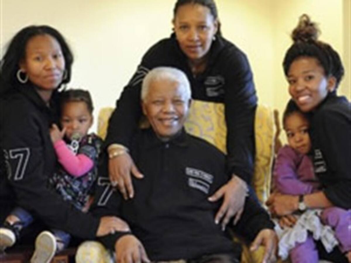 Mandela cumple 93 años entre felicitaciones de Sudáfrica y medio mundo