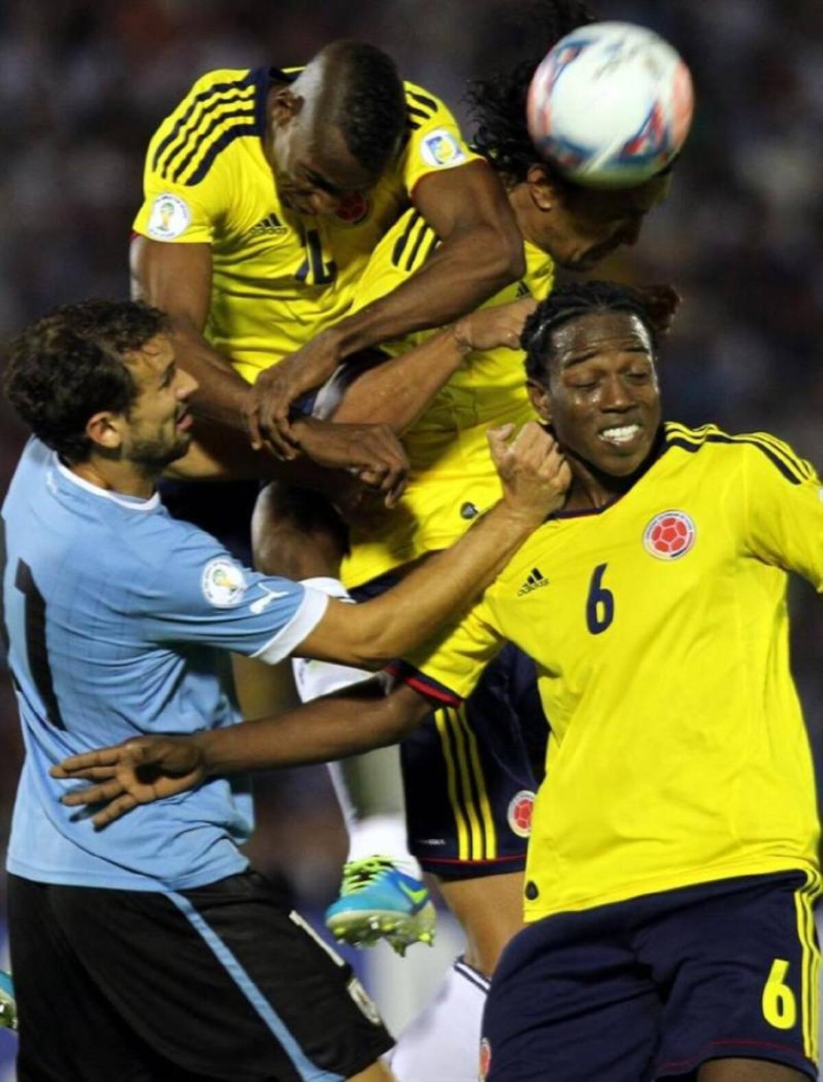 Con goles de Edison Cavani y Cristian Stuani la selección 'charrúa' venció 2-0 a Colombia y llegó a 22 puntos, peleando la cuarta casilla con Ecuador, que tiene la misma puntuación.