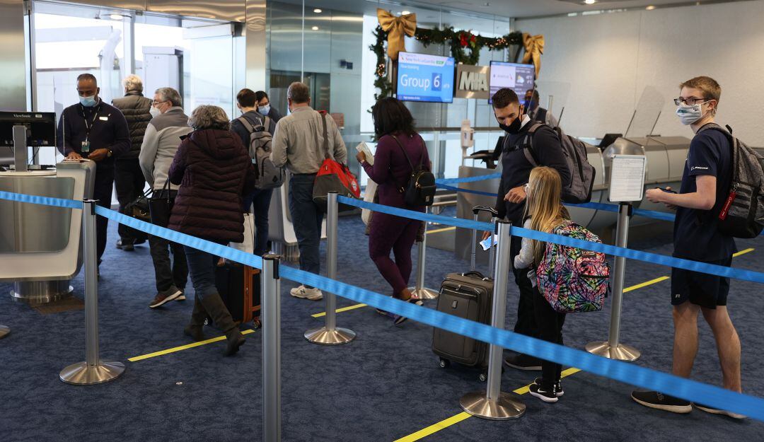 A medida que avanzan las vacunaciones, se reanudan las operaciones aéreas en Estados Unidos.