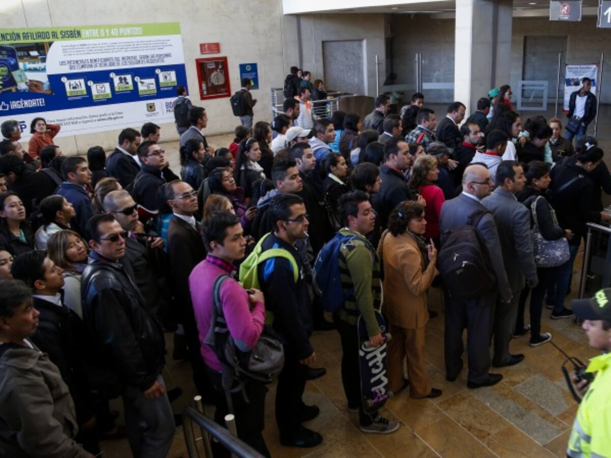 Dos policías heridos por vendedor informal en Transmilenio