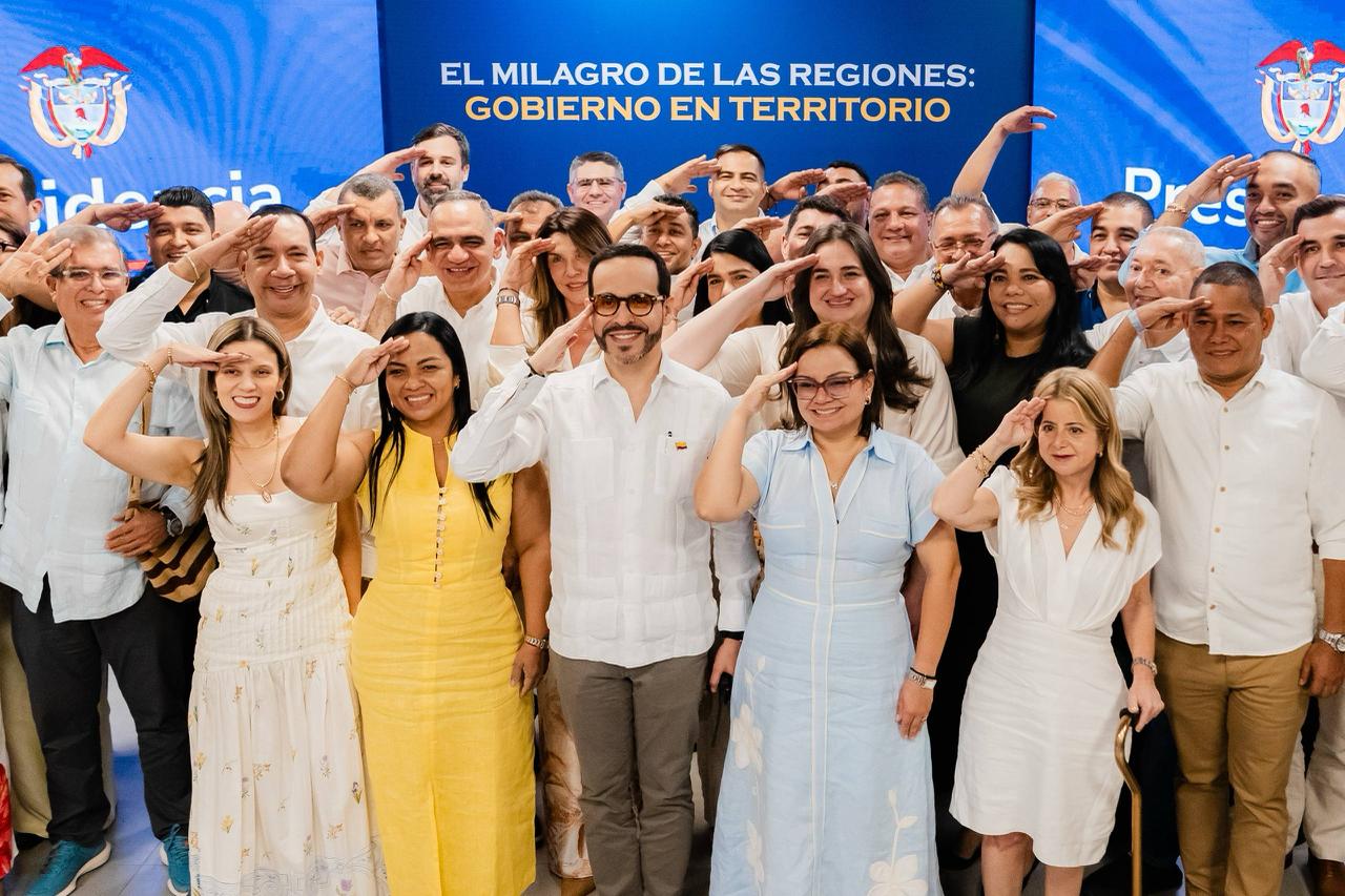 Abelardo De La Espriella junto a la gobernadora Margarita Guerra y los alcaldes del Magdalena durante la jornada ‘El Milagro de las Regiones’. / Gobernación del Magdalena