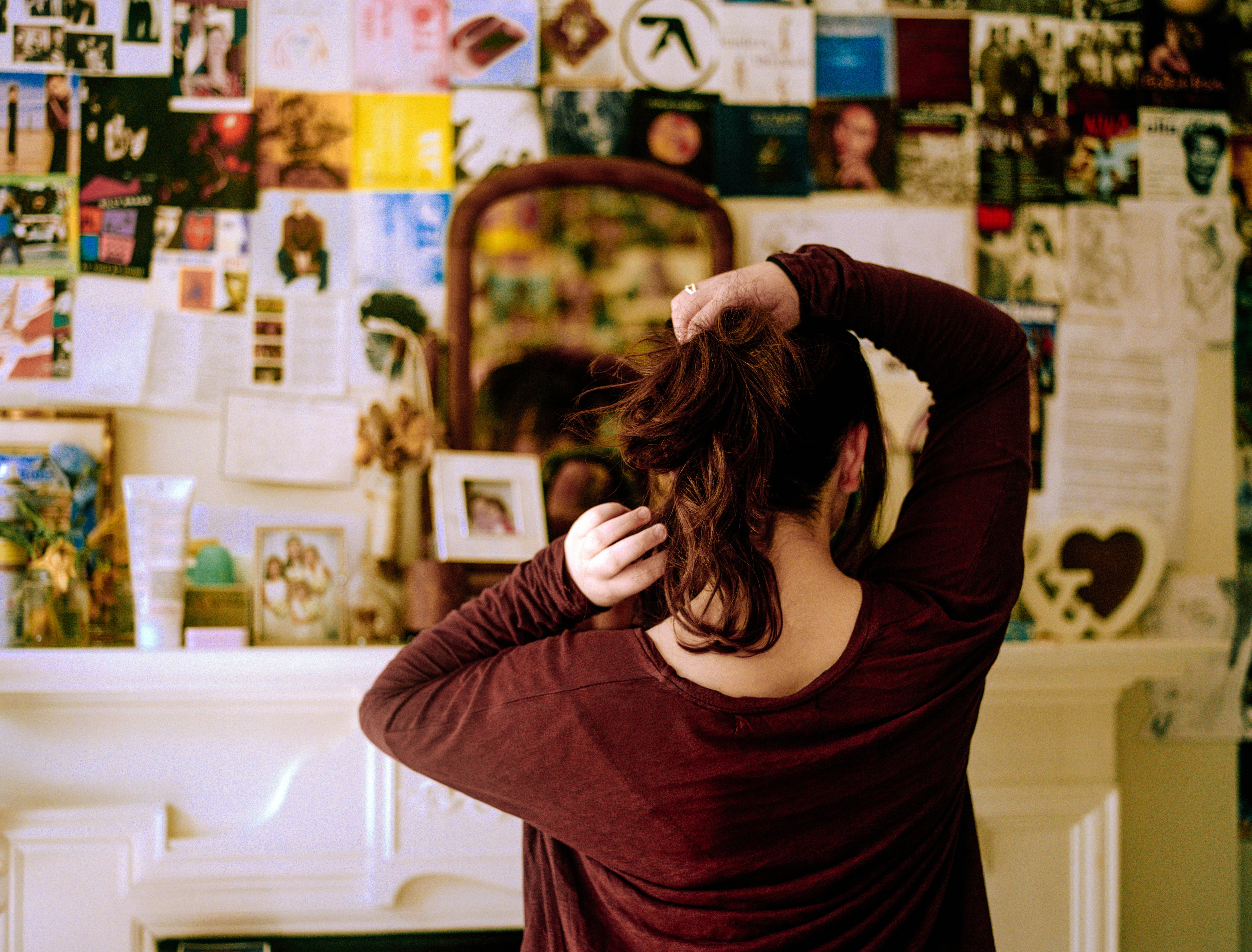 Imagen de referencia de una joven detrás de un espejo. Foto: Getty Images.