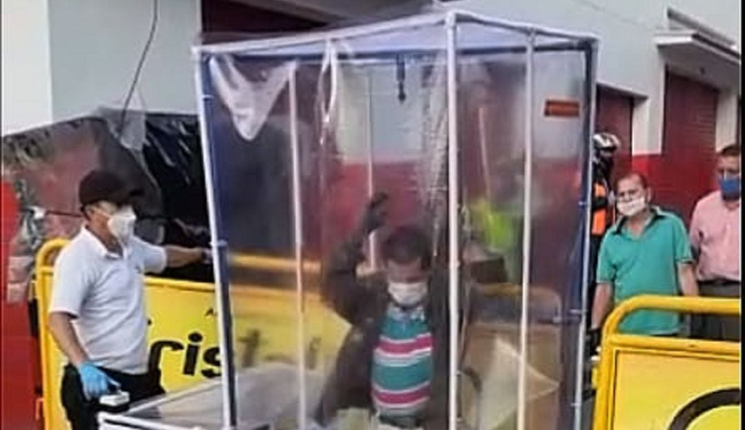 Cabina de desinfección en la Plaza de Mercado de Manizales