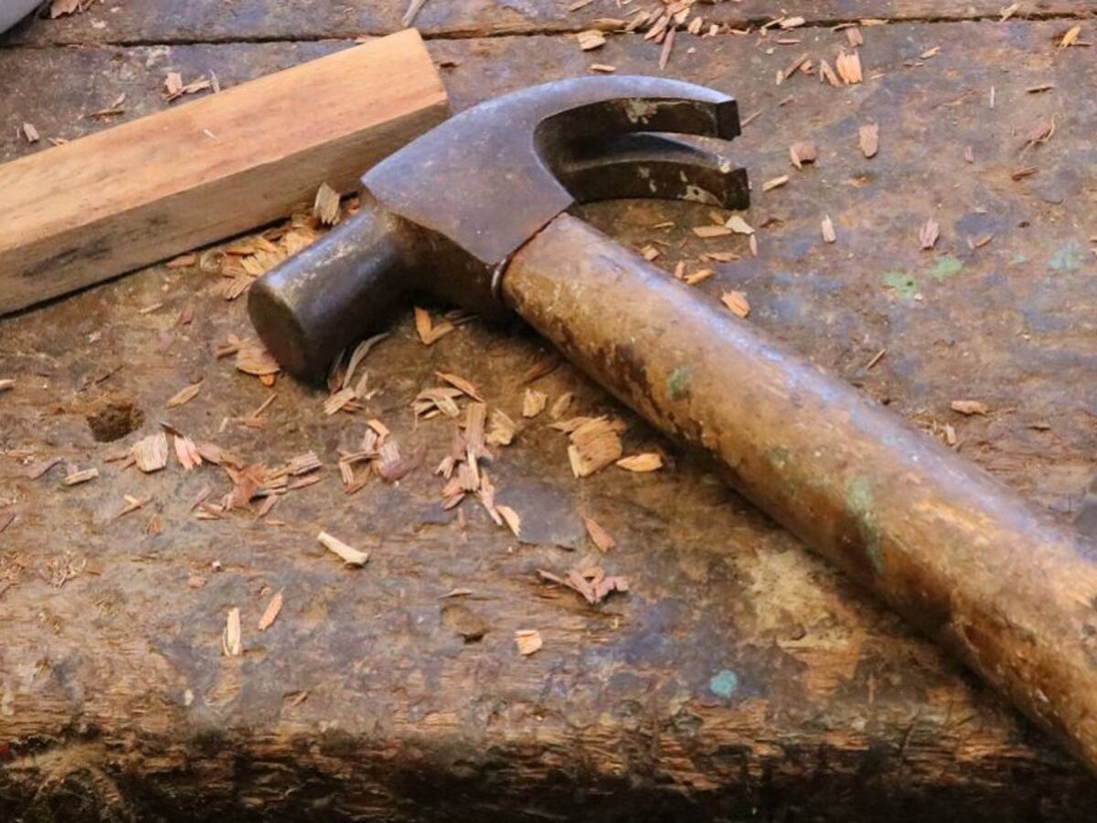 Condenan a un hombre a prisión por agredir a sus hermanas con un martillo