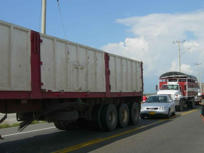 Bloqueos en vías alternas de Santa Marta generan pérdidas en los transportadores