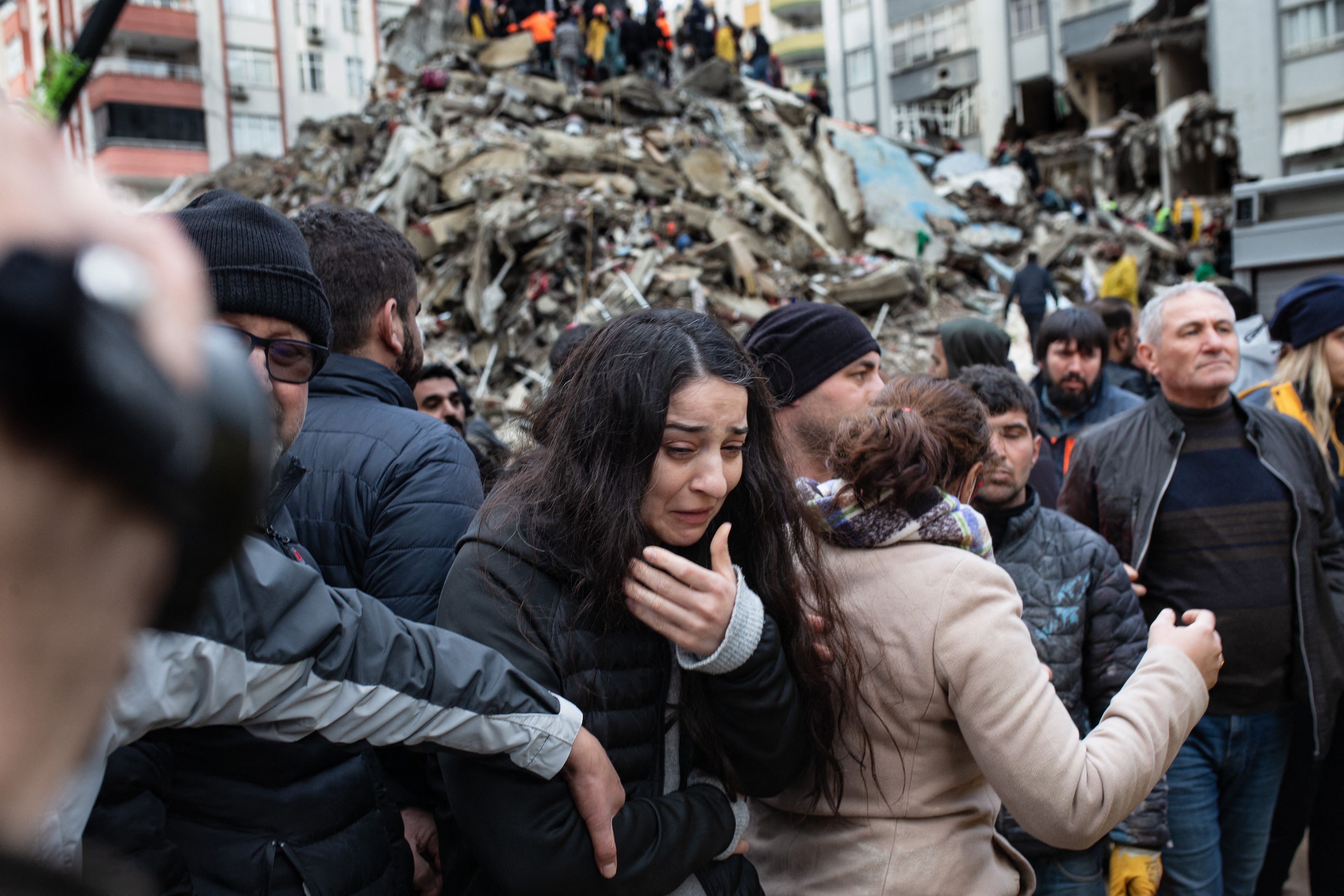 Civiles en medio de los daños causados por los dos terremotos en Turquía que también perjudicaron a Siria. 
(Foto: CAN EROK/AFP via Getty Images)