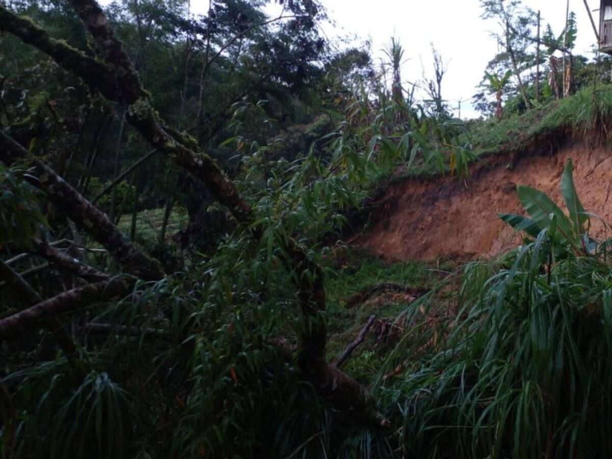Deslizamiento de tierra en Santander deja seis heridos