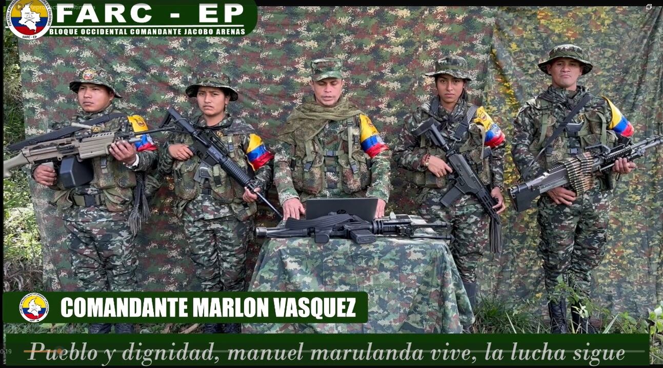 El comandante Marlon Vásquez junto a dos hombres y dos mujeres que portaban brazaletes distintivitos del grupo armado aparecen en el video donde saludan a las comunidades del occidente del Huila.