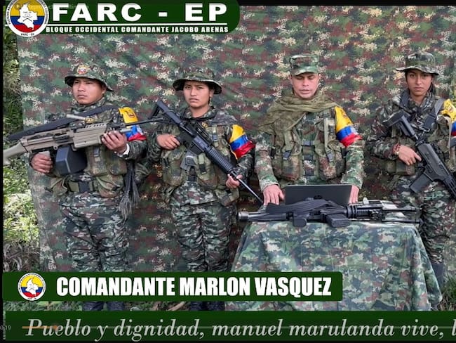 El comandante Marlon Vásquez junto a dos hombres y dos mujeres que portaban brazaletes distintivitos del grupo armado aparecen en el video donde saludan a las comunidades del occidente del Huila.