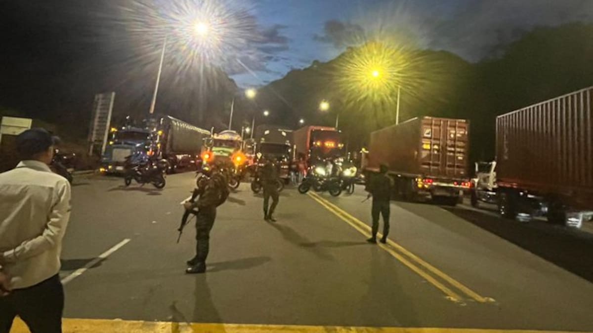 Transportadores y camioneros bloquean la vía Manizales - Medellín por cobros de peajes