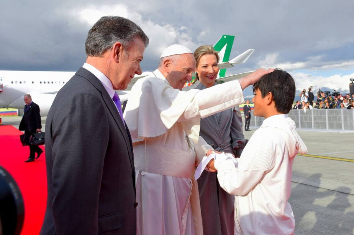 Hijo de Clara Rojas entregó el primer regalo al papa Francisco