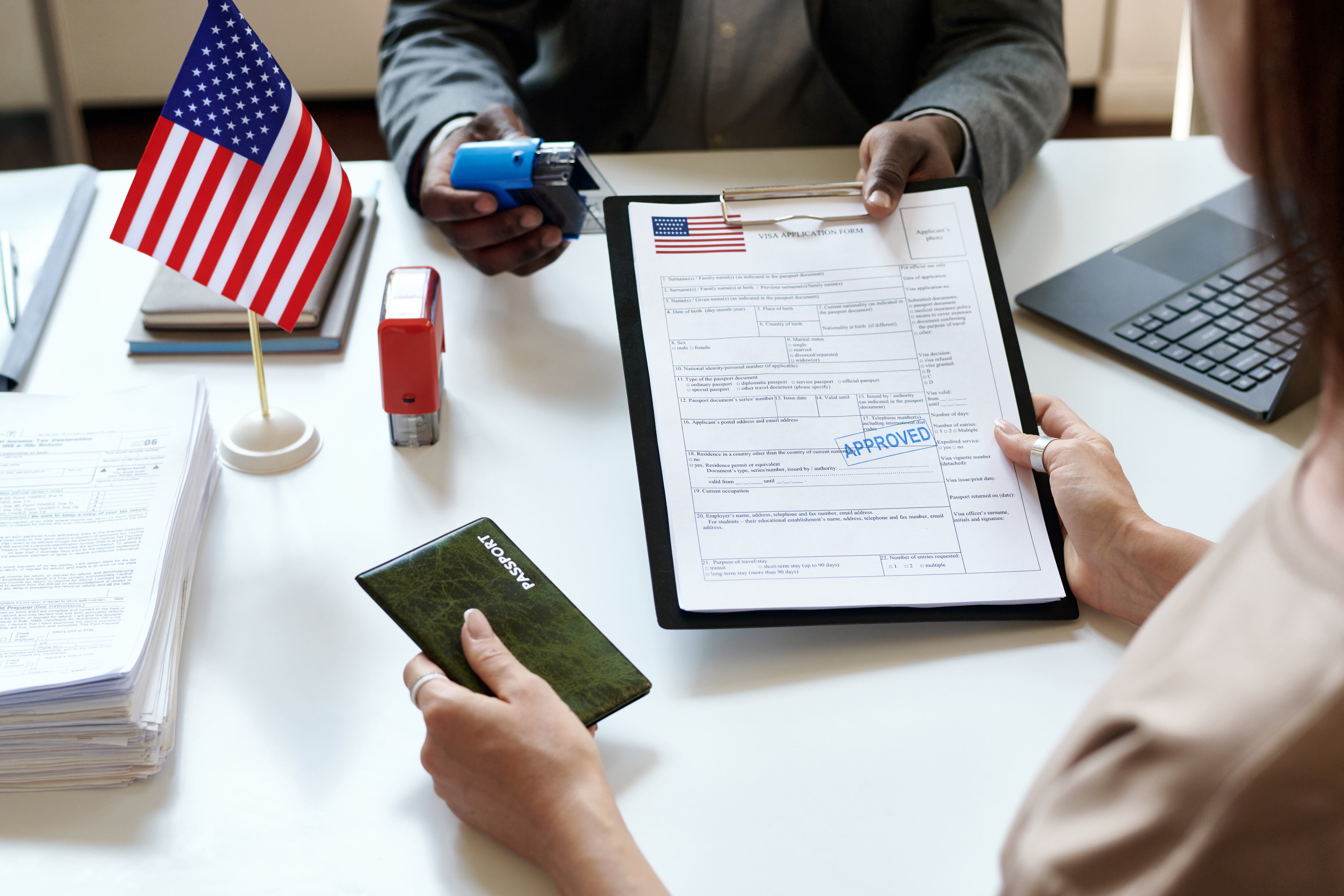 Trámite para solicitar la visa de Estados Unidos. Imagen vía Getty Images
