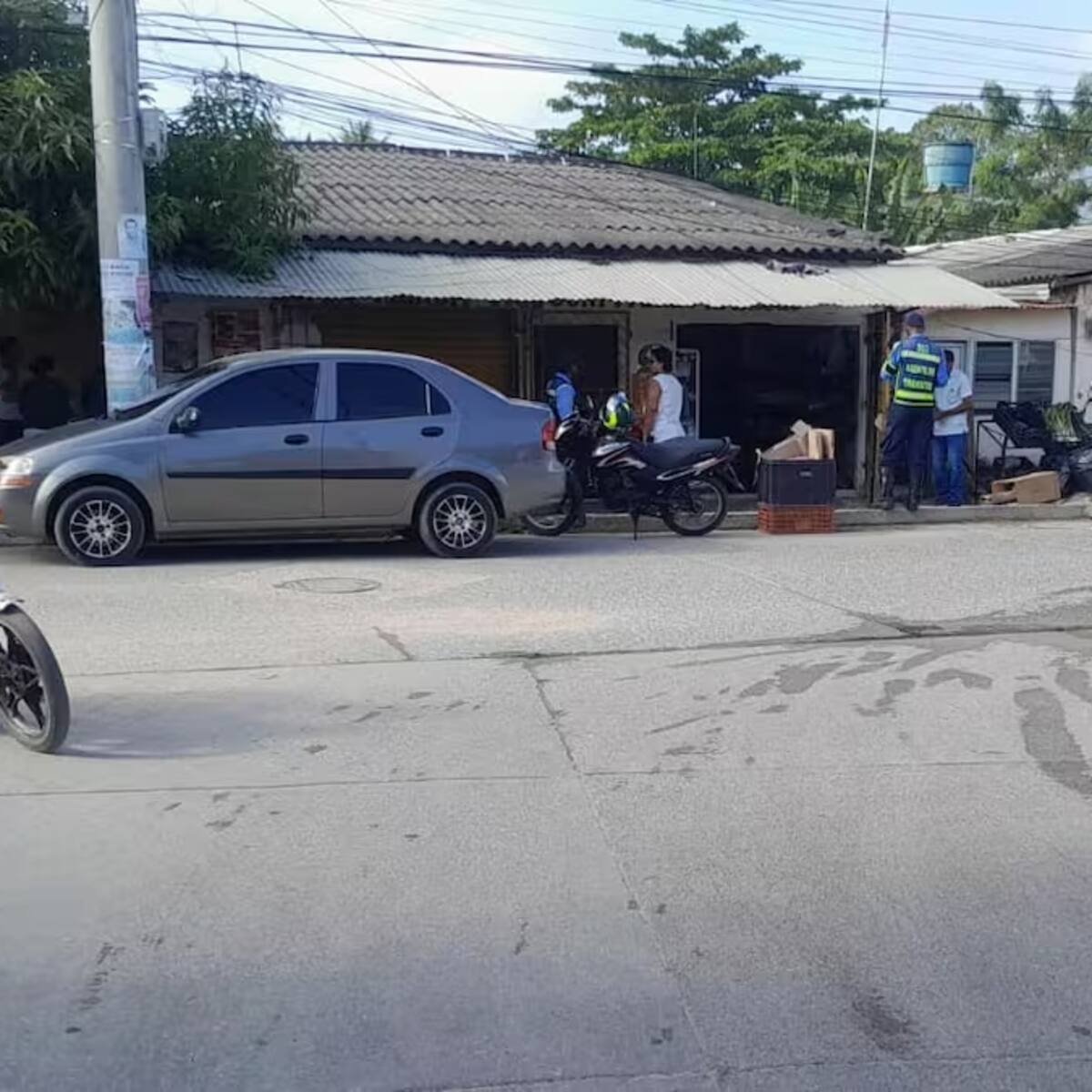 Motociclista murió tras impactar contra una tienda en Arjona: empleado del negocio resultó herido