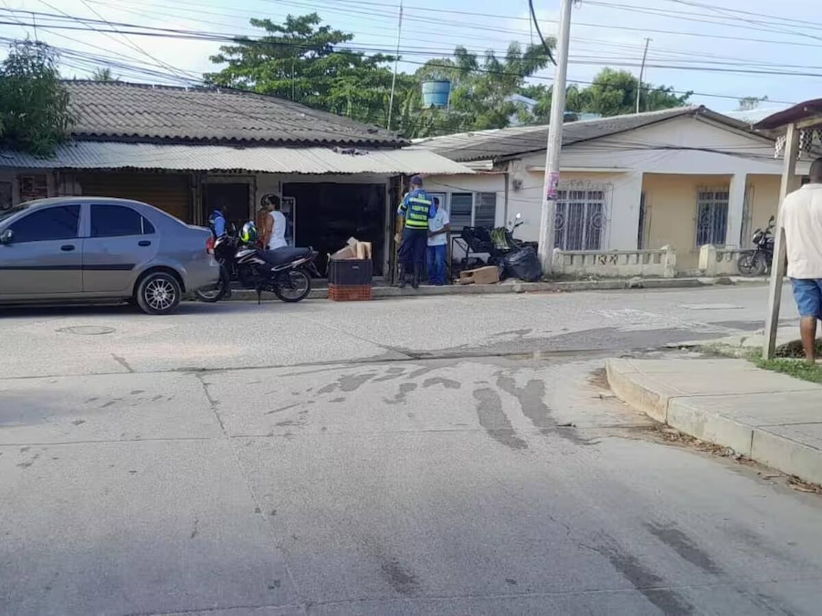 Motociclista murió tras impactar contra una tienda en Arjona: empleado del negocio resultó herido