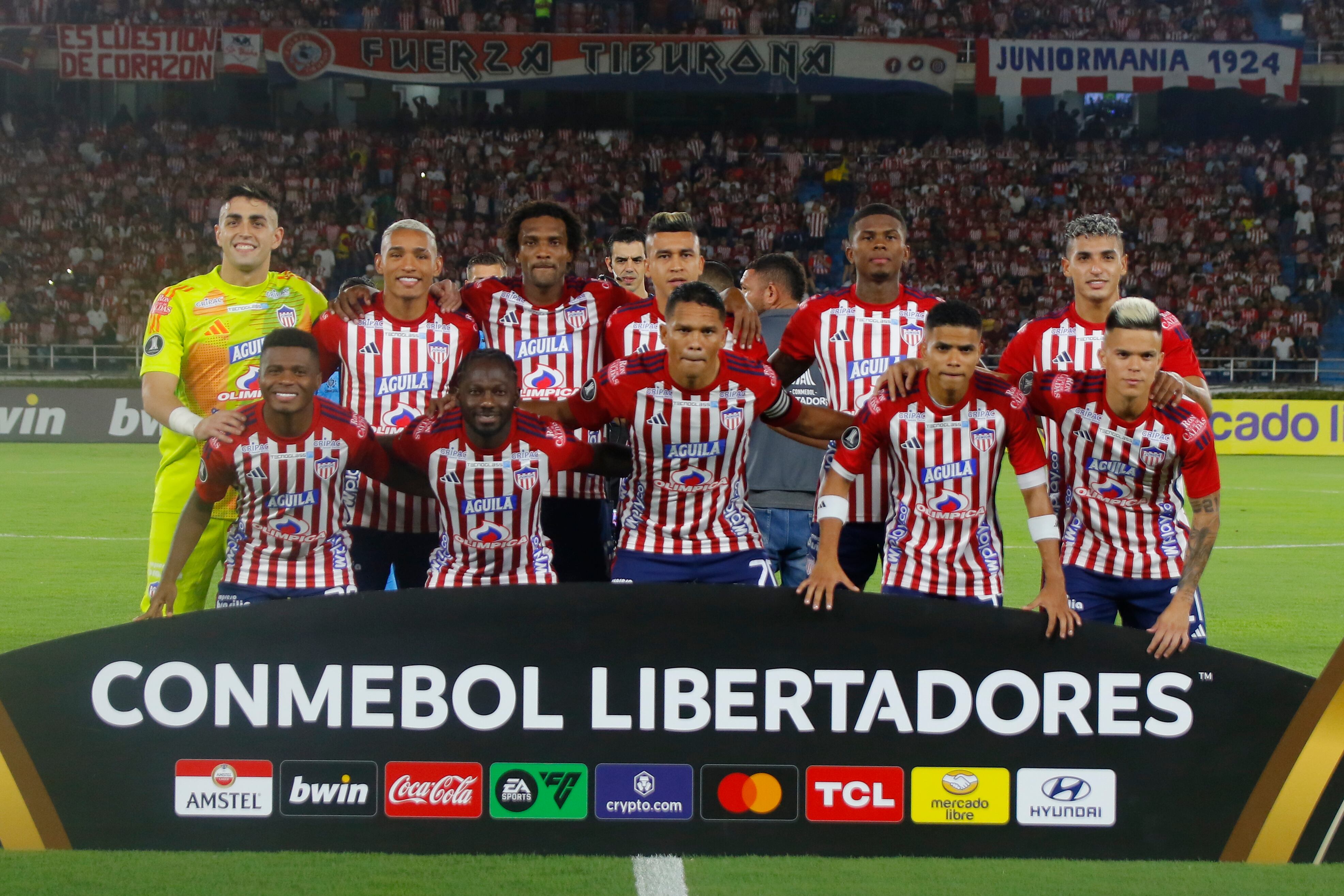 Jugadores de Junior posan en un partido de la fase de grupos de la Copa Libertadores entre Junior y Universitario este martes, en el estadio Metropolitano en Barranquilla (Colombia). EFE/ Agencia Kronos
