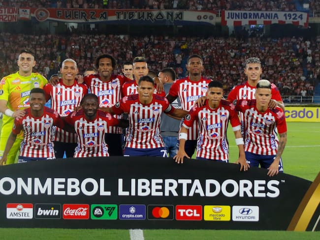 Jugadores de Junior posan en un partido de la fase de grupos de la Copa Libertadores entre Junior y Universitario este martes, en el estadio Metropolitano en Barranquilla (Colombia). EFE/ Agencia Kronos