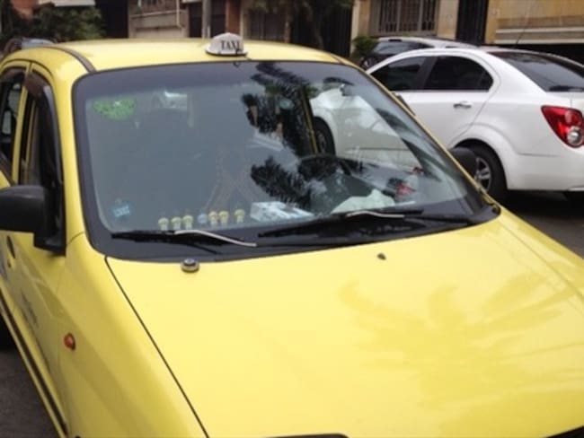 Taxista ebrio huyó con llaves de la moto de agente de tránsito en Antioquia