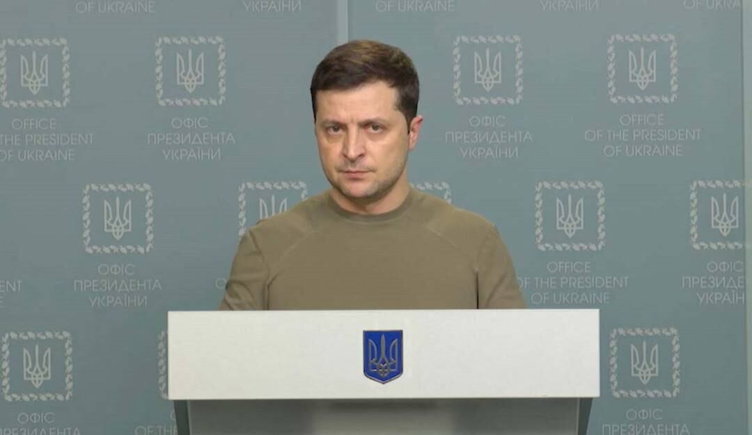 El presidente ucraniano, Volodimir Zelenski, tras el primer día de ataques rusos.       Foto: Captura de pantalla @ZelenskyyUa
