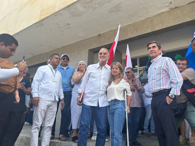 Elsa Noguera recibió al gobernador electo del Atlántico, Eduardo Verano en la puerta de la Gobernación. / Jorge De La Hoz