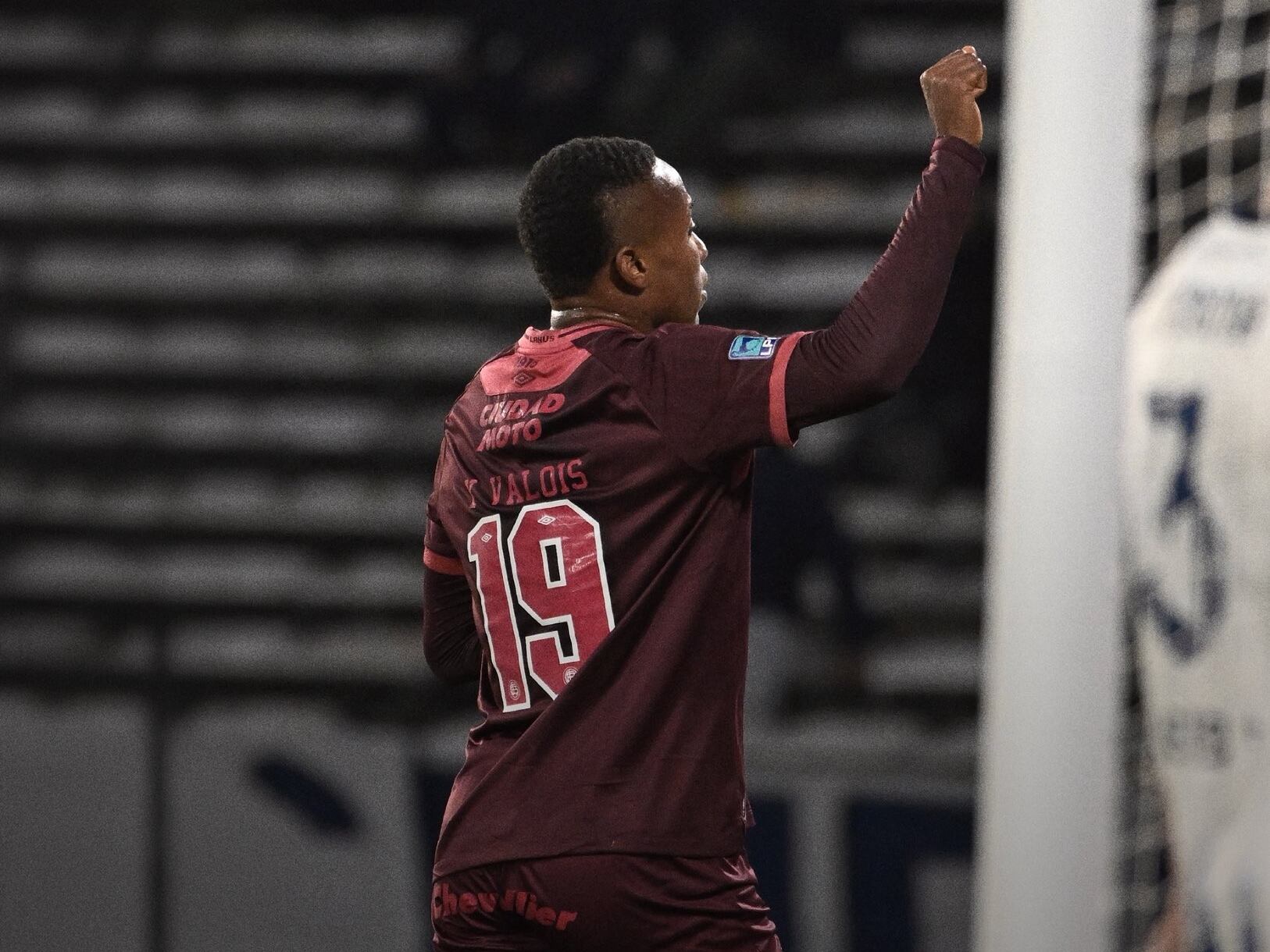 Yoshan Valois celebra uno de sus goles ante Talleres / X: @clublanus.