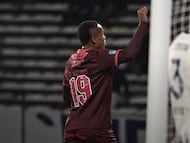 Yoshan Valois celebra uno de sus goles ante Talleres / X: @clublanus.