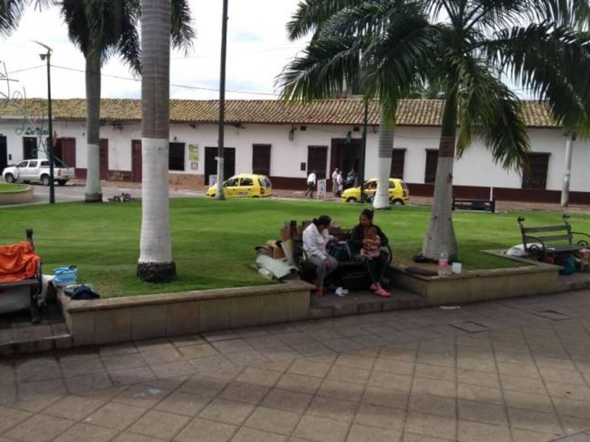 Venezolanos viven en un parque en Bucaramanga