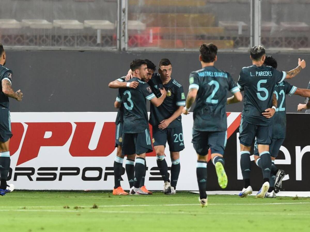 Argentina ahonda la crisis de Perú derrotándolo 2-0 de visita