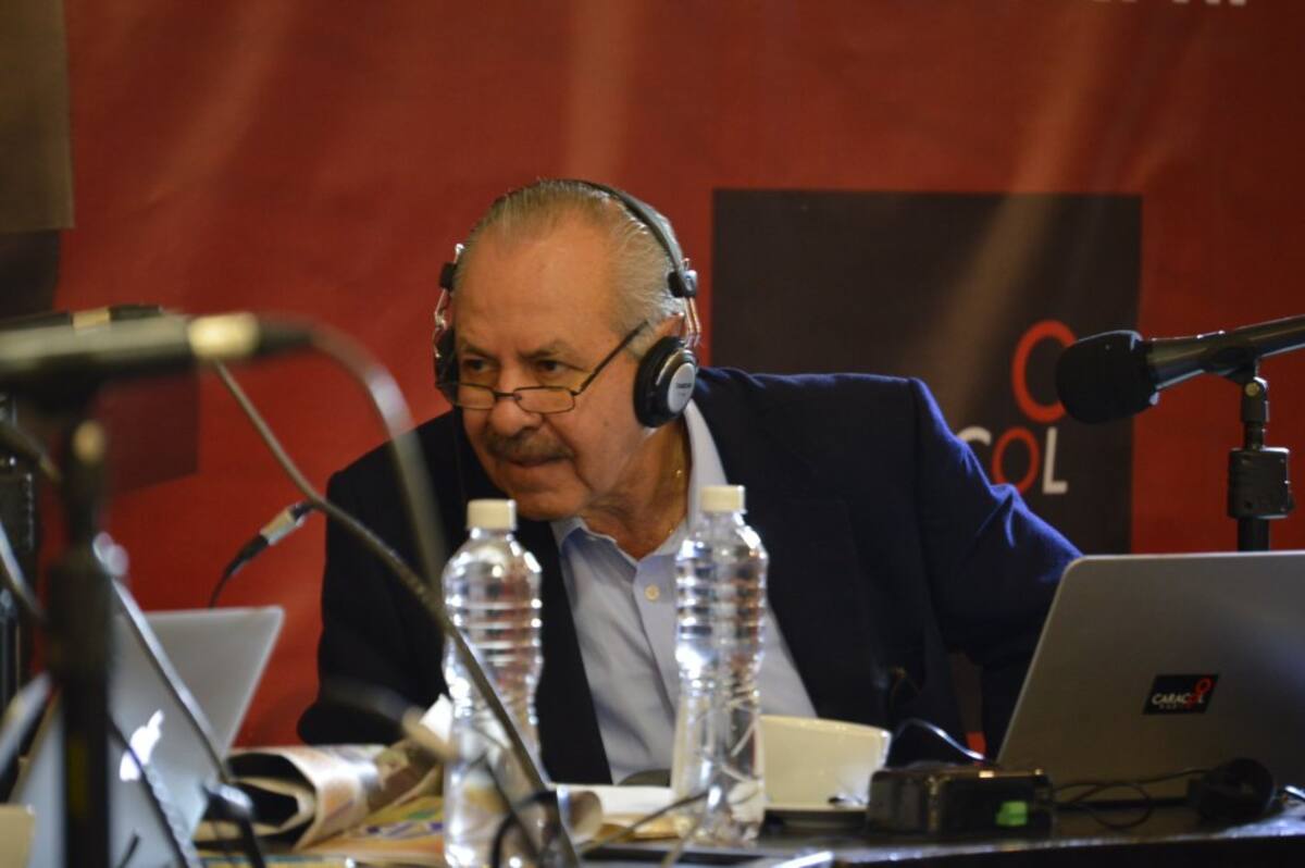 Darío Arizmendi, Darcy Quinn, Erika Fontalvo, Patricia Pardo, César Augusto Londoño y el humrista Don Jediondo, acompañados de la directora del Servicio Informativo de Caracol Radio en Pasto, Claudia Ortega, acompañan al pueblo nariñense.