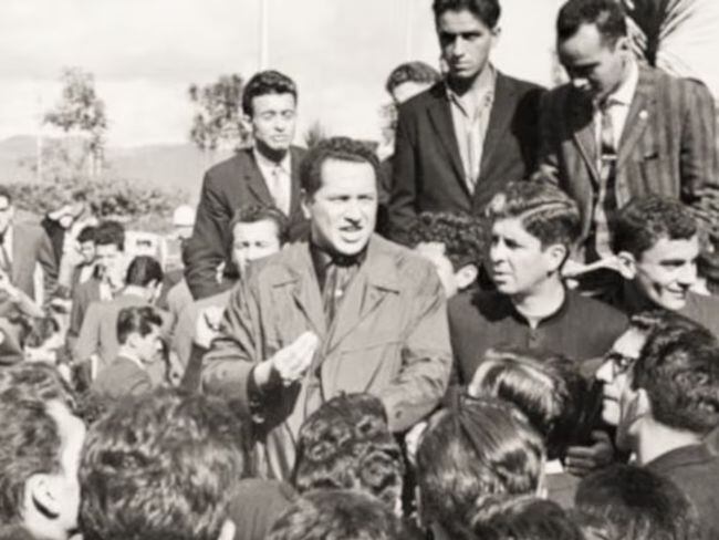 Foto: Camilo Torres hablando con la ciudadanía. Twitter.