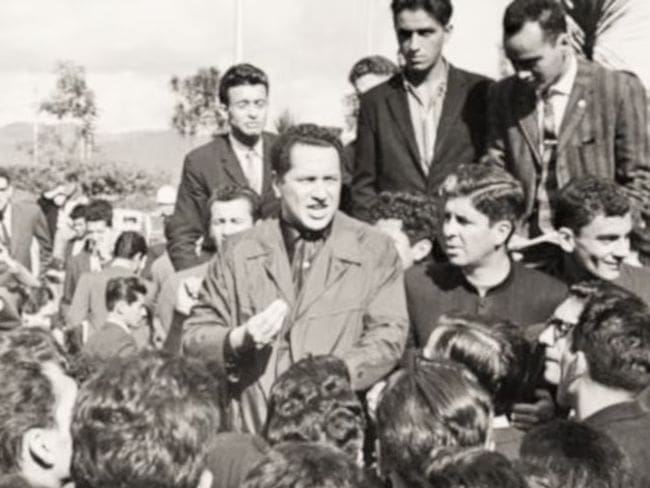 Foto: Camilo Torres hablando con la ciudadanía. Twitter.