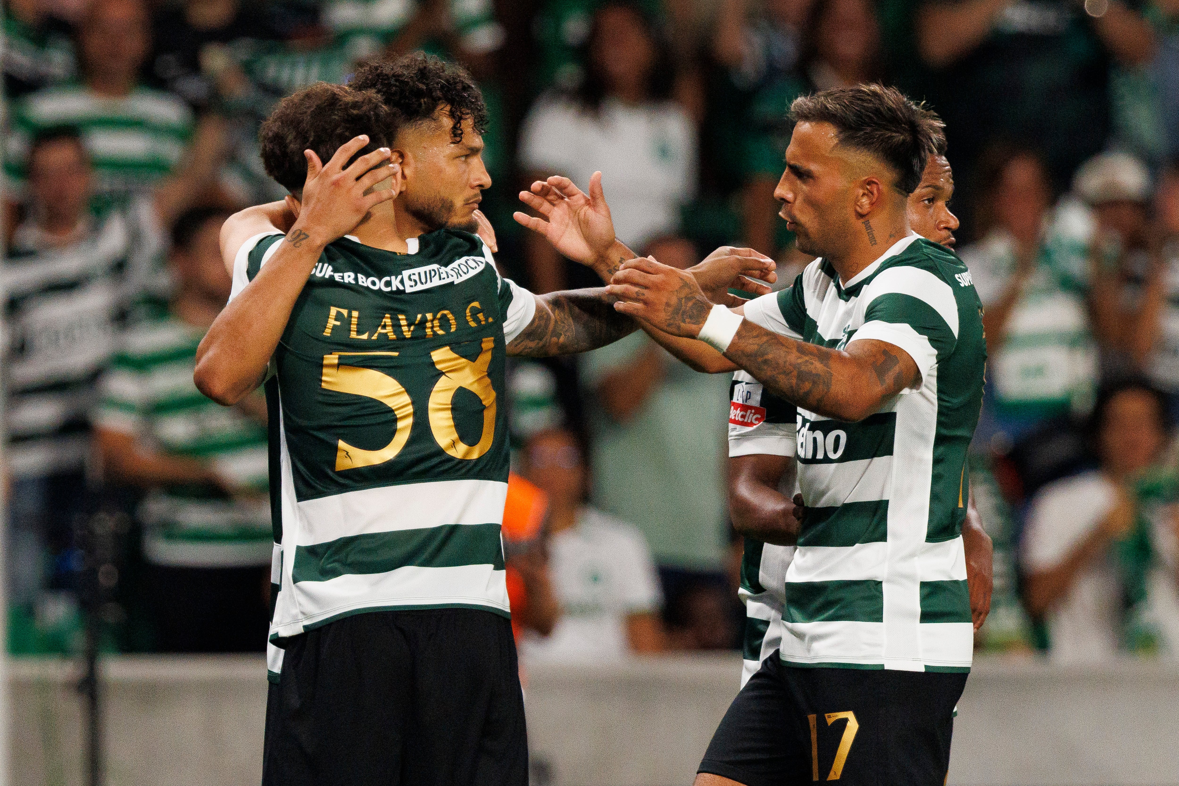 Luis Suárez festeja un gol con sus compañeros del Sporting Lisboa. (Photo by Luis Loureiro/Eurasia Sport Images/Getty Images)