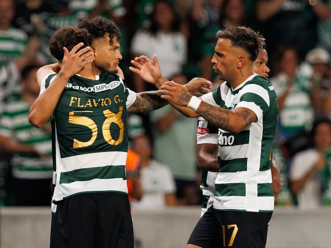 Luis Suárez festeja un gol con sus compañeros del Sporting Lisboa. (Photo by Luis Loureiro/Eurasia Sport Images/Getty Images)